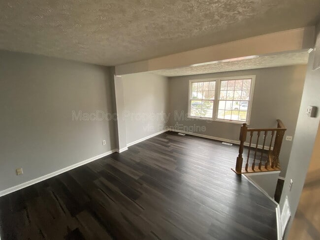 Foto del edificio - 300 Cross Ridge Ct