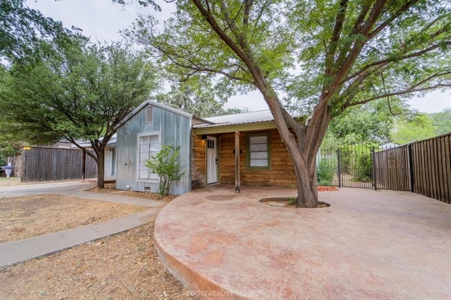 Building Photo - AUGUST PRE-LEASE! ADORABLE 3 bedroom!
