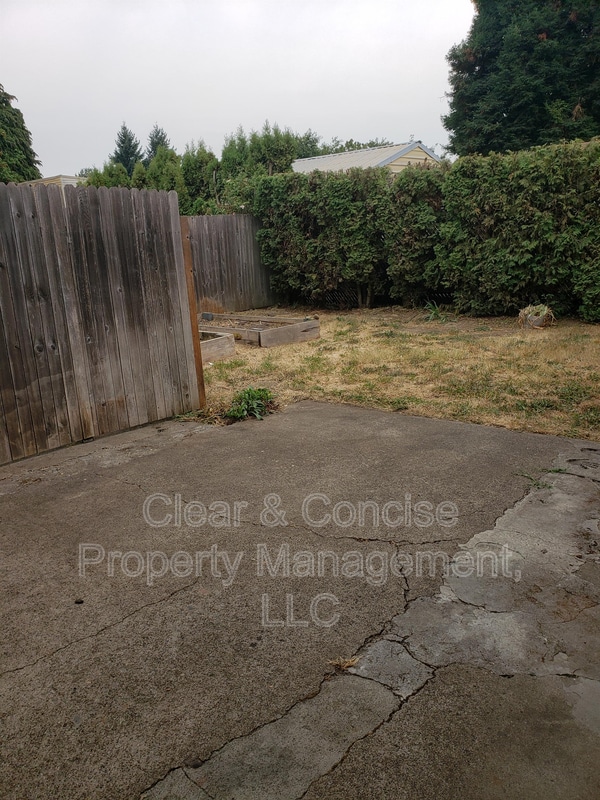 Building Photo - 2199 Devos St