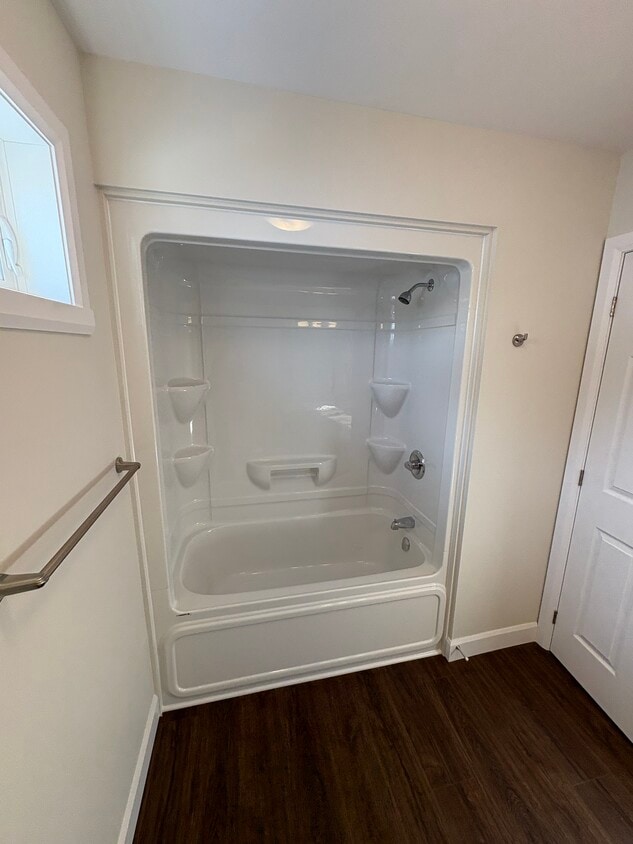 Photo du bâtiment - 215 Third St W