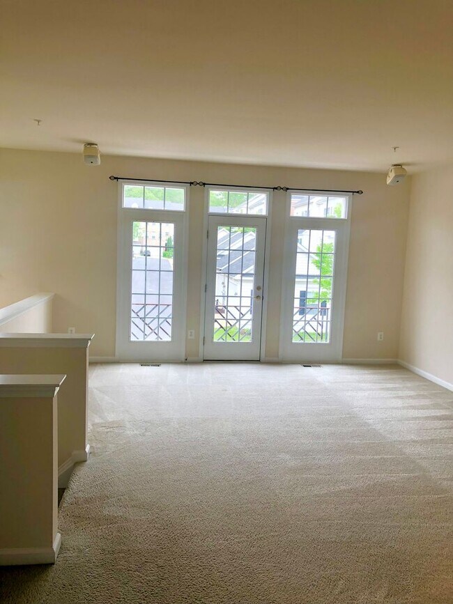 Foto del edificio - Gorgeous 3BR/2.5BA Townhome in Hyattsville