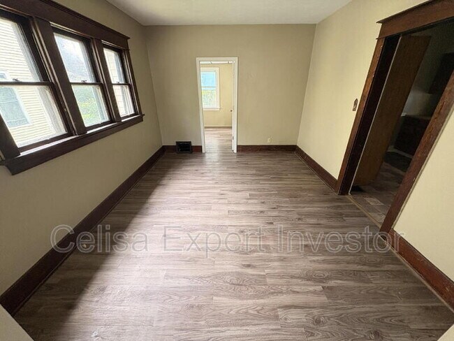 Foto del edificio - 1353 Huestis Ave