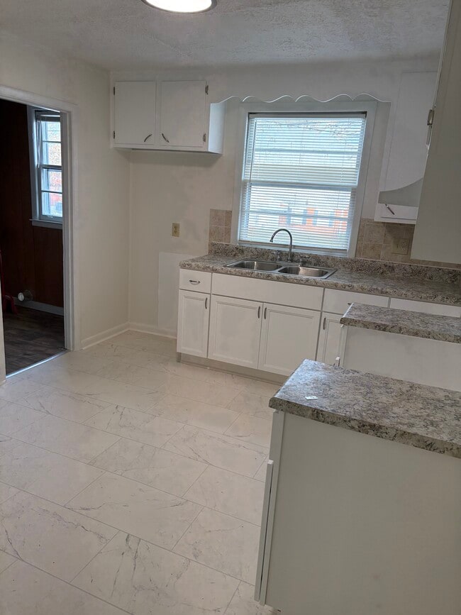 Building Photo - 3225 Panorama Dr
