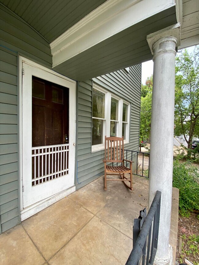 Foto del edificio - Vintage 1 Bedroom + Study Walking Distant to UT