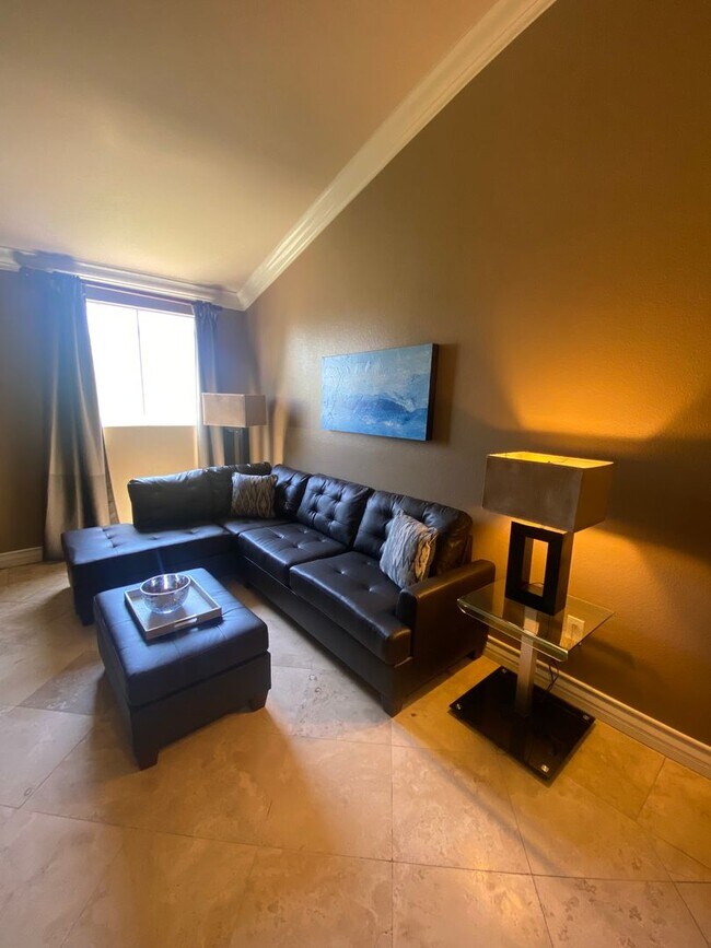 Foto del edificio - Fully furnished top floor strip view condo at the fabulous Meridian