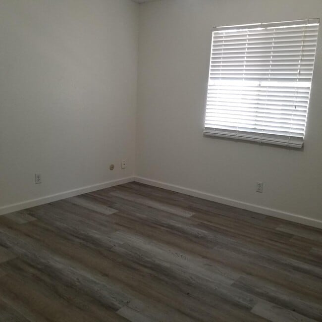 Building Photo - 981 Sierra Ave