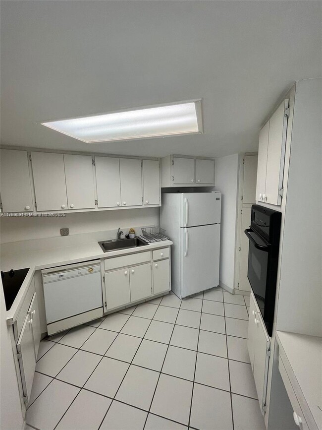 Building Photo - 801 Brickell Bay Dr