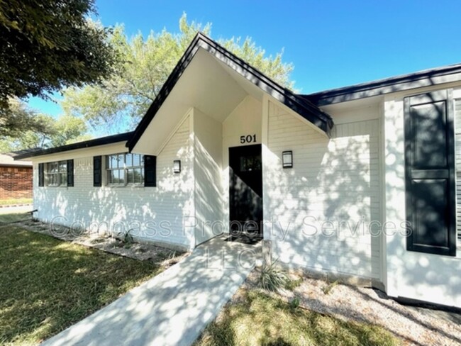 Building Photo - 501 Karnes Dr