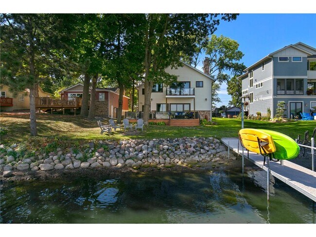 Foto del edificio - 1900 Shorewood Ln
