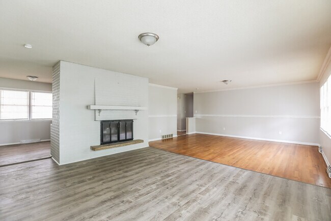 Foto del edificio - Huge Three Bedroom