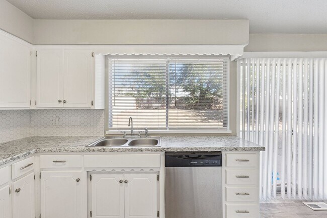 Building Photo - spacious newly remodeled 4 bed, 2.5 bath h...