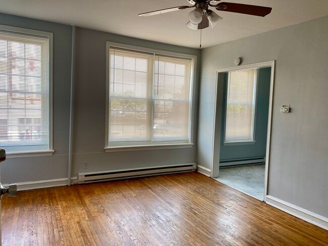 Building Photo - 114 E Main St