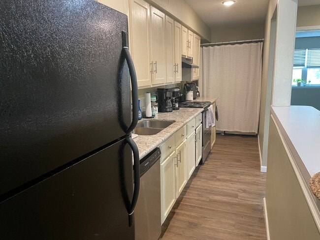 Building Photo - AVAILABLE JULY 2025 Spacious 2 Bed 2 Bath ...