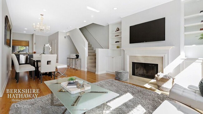 Living room - 2nd floor - 1830 North Winchester Avenue