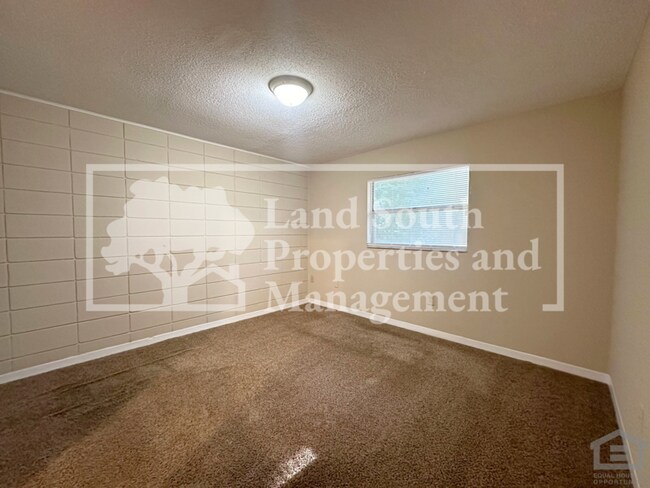 Building Photo - 817 W Carole St