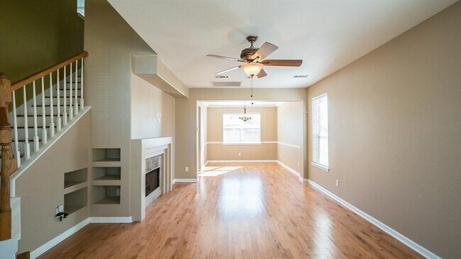 Building Photo - 11002 Thornwood Dr
