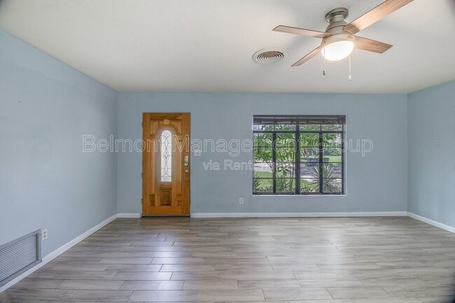 Foto del edificio - 1868 Lake Spier Dr