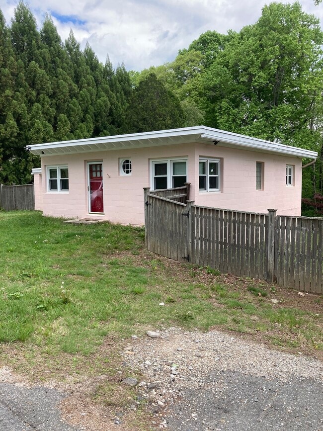Building Photo - 10 Phelps Ln