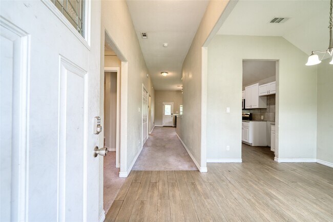Building Photo - 319 Dreamland Ave