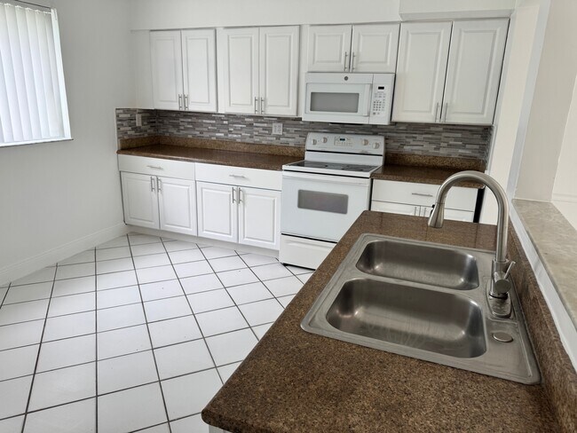 Foto del edificio - 6884 NW 14th St