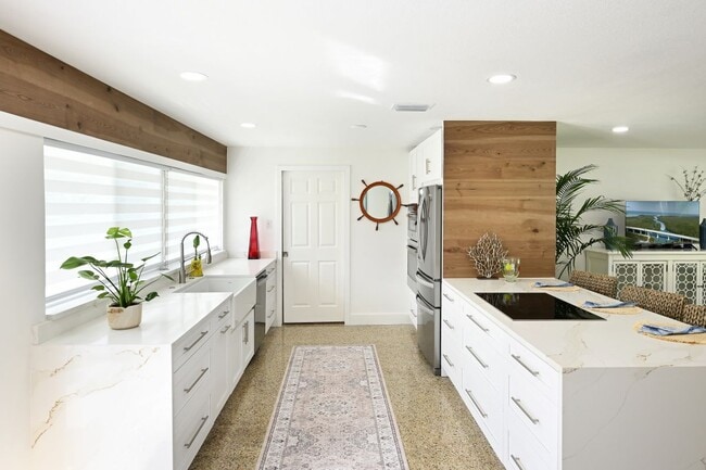 Building Photo - 9504 Saturn Ave