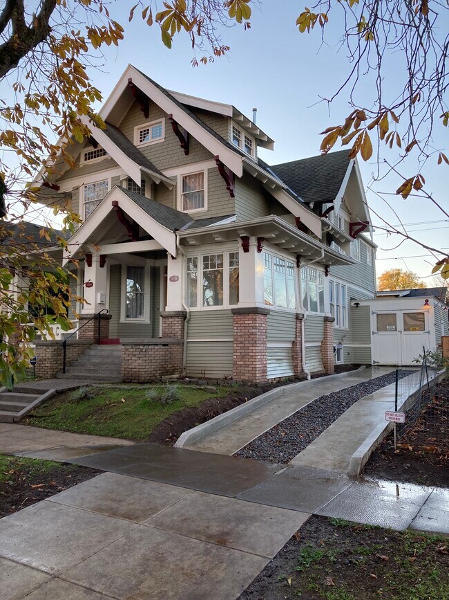Foto del edificio - 5733 NE Rodney Ave