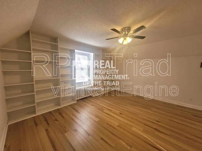 Foto del edificio - 1349 Brookwood Dr