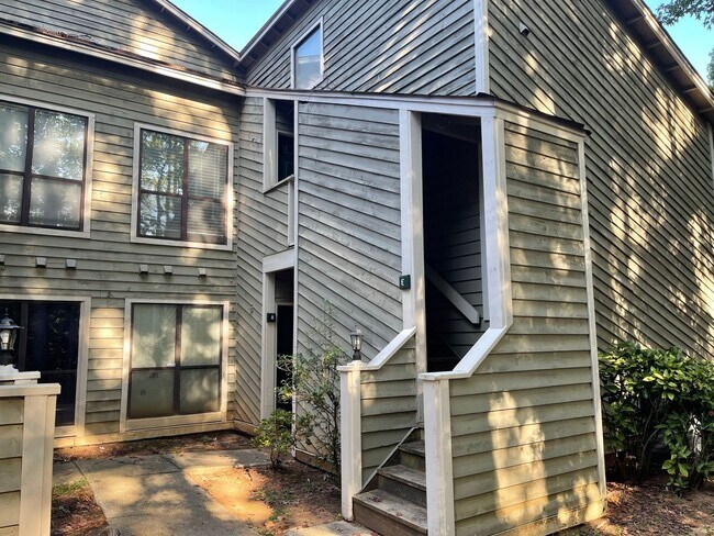 Foto del edificio - Charming Two Bedroom Condo Off Sharon Amity!