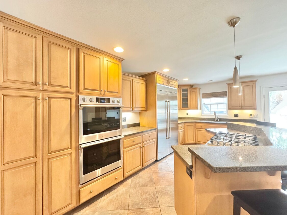 Foto principal - Beautiful 4Bd/2Ba Home In Huntington Beach