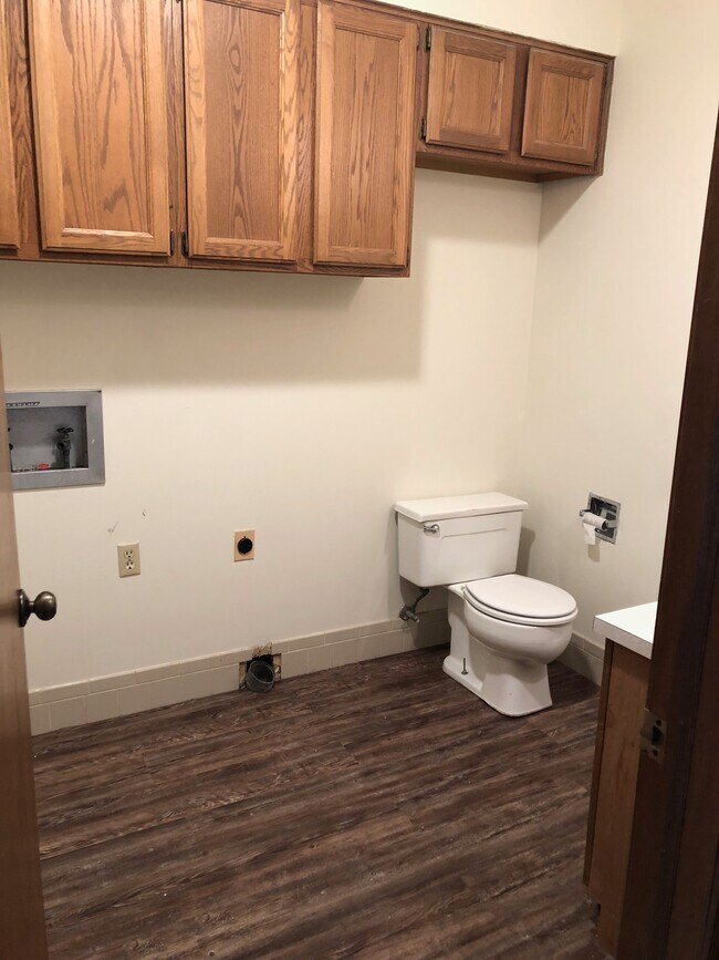 1/2 baño + lavandería en planta baja - 8713 W Thurman St