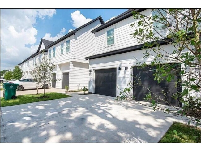 Foto del edificio - 3233 Real St