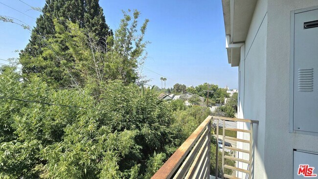 Foto del edificio - 5030 Rosewood Ave