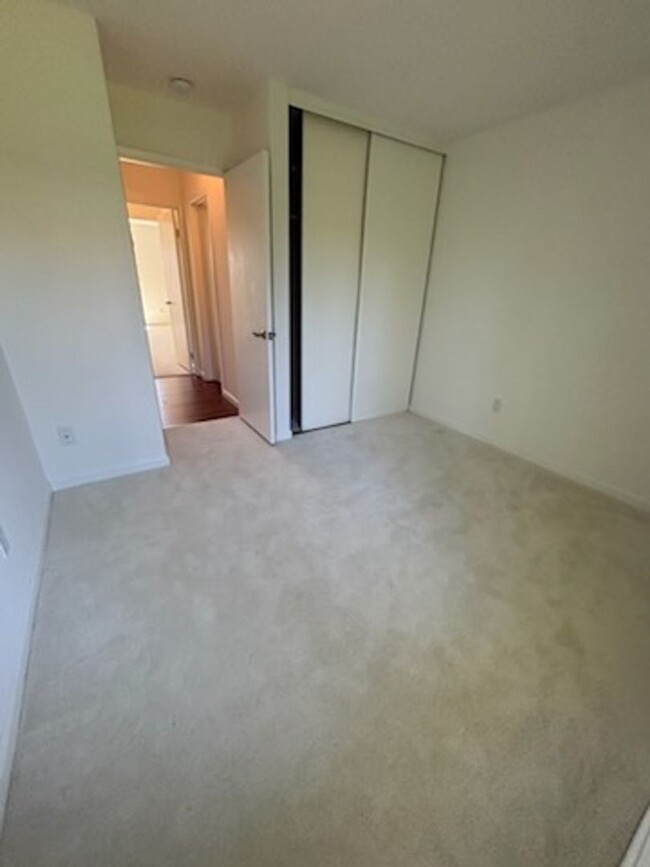 Building Photo - Beautiful Condo with Scenic Views in Green...