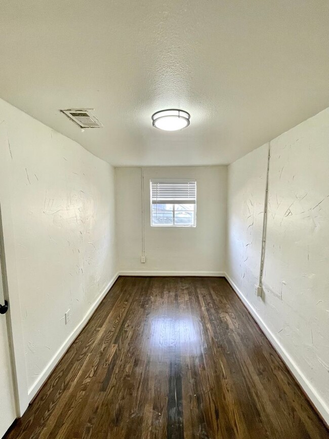 Foto del edificio - 3 Bed, 1 Bath House in West Dallas