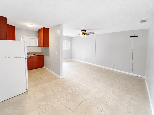 Building Photo - 611 NE 14th Ave
