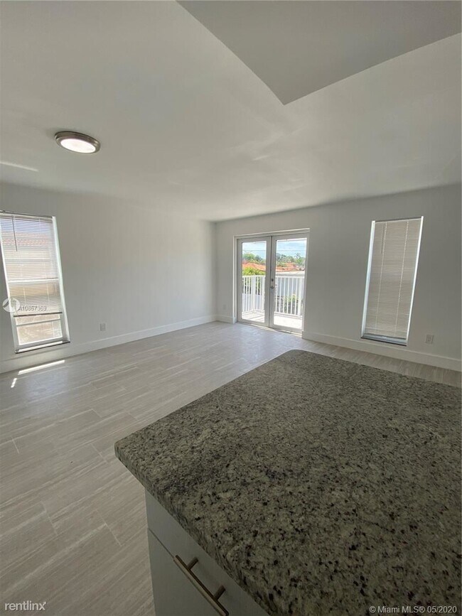 Building Photo - 2 br, 1 bath  - 4378 W Flagler St