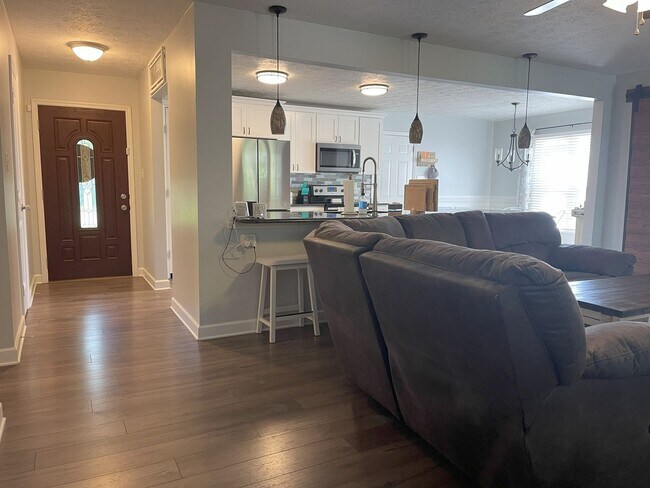 Foto del edificio - Beautifully Updated 3 Bed Home with Bonus ...