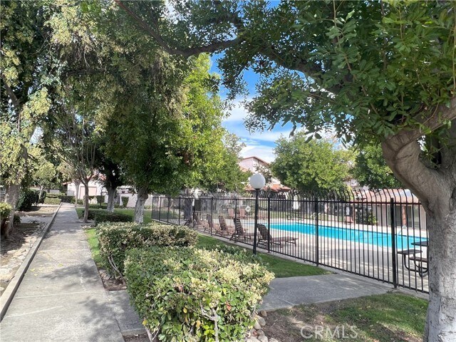 Foto del edificio - 930 N Redding Way
