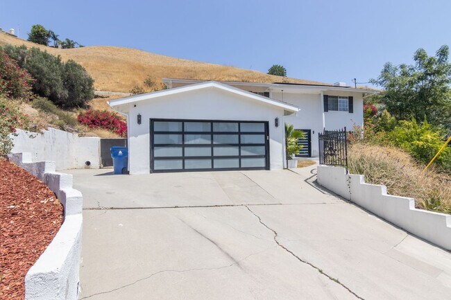 Foto del edificio - Refreshed 5-bedroom, 3-bathroom home locat...