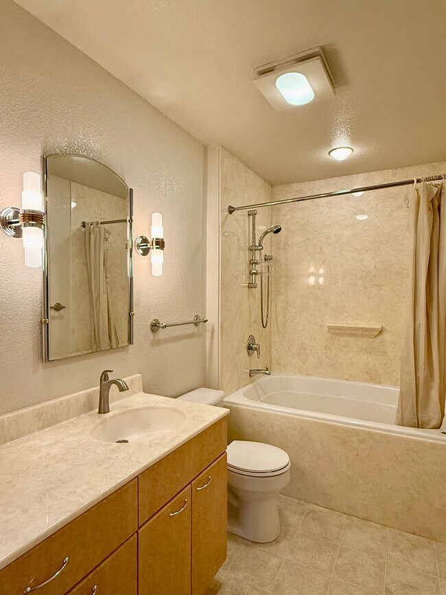 Foto del edificio - New Vinyl Plank Flooring, Fresh Interior Paint, 1 Car Garage + 1 Assigned Outdoor Parking Space -...