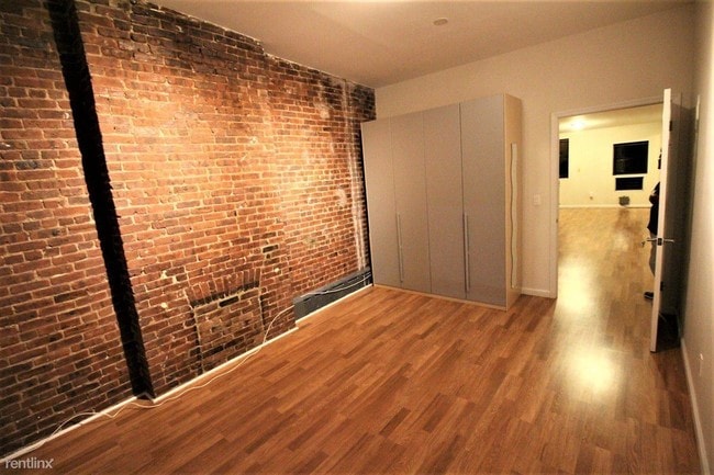 Building Photo - 216 Hoyt St
