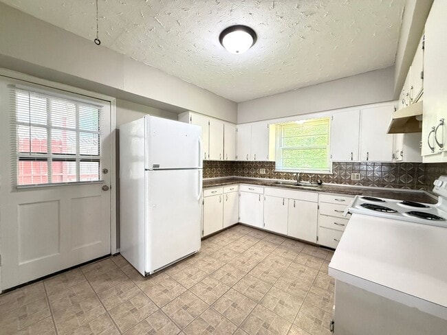 Building Photo - Easy to Maintain 2 Bed Home with Attached Garage