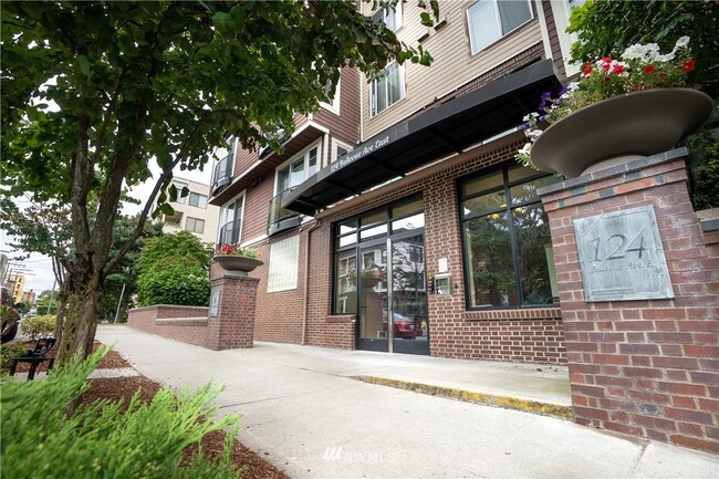 Foto del edificio - 124 Bellevue Ave E
