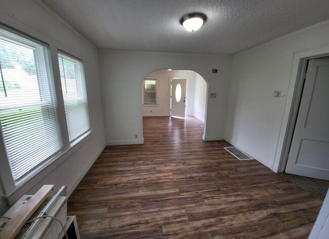 Building Photo - COMING SOON! 2 Bed 1 Bath Home! $1,050.00