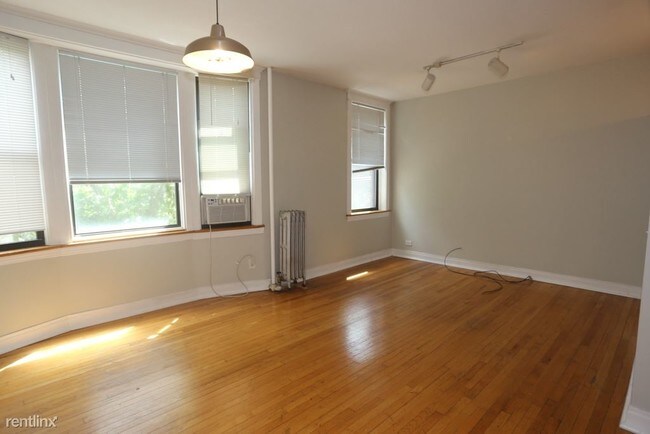 Building Photo - 810 W Newport Ave