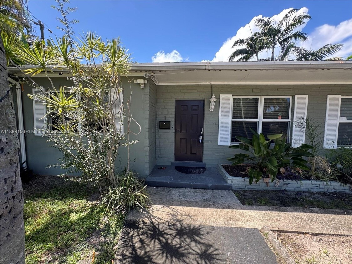 Foto principal - 630 NE 15th Ct