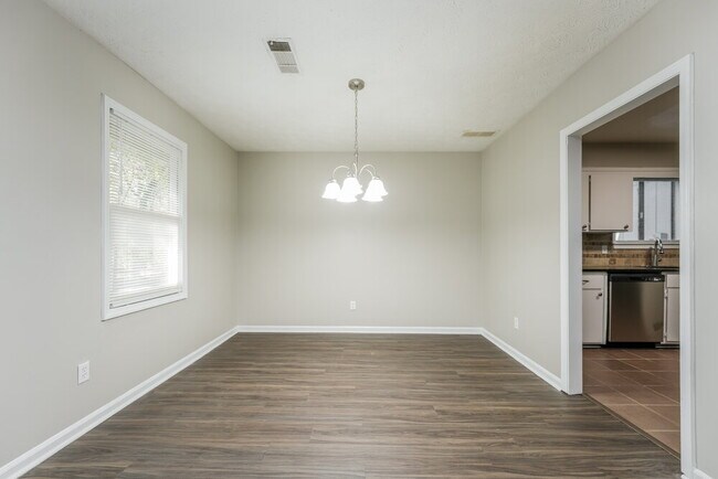 Building Photo - 591 Stonehedge Dr