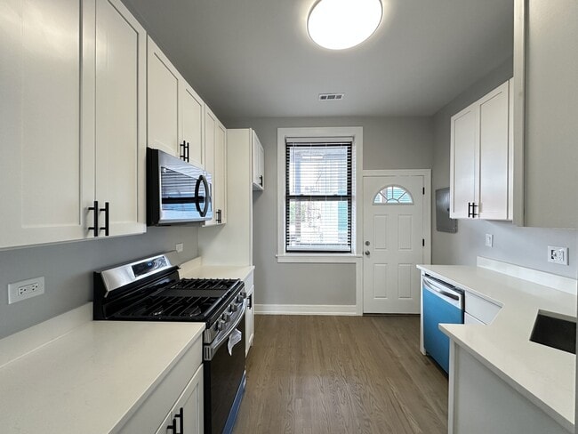 Building Photo - 3834 N Wilton Ave