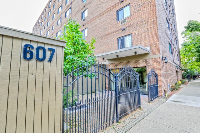 Foto principal - 607 W Wrightwood Ave