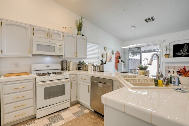Foto del edificio - Fully Furnished Single-Story Gem – Spaciou...